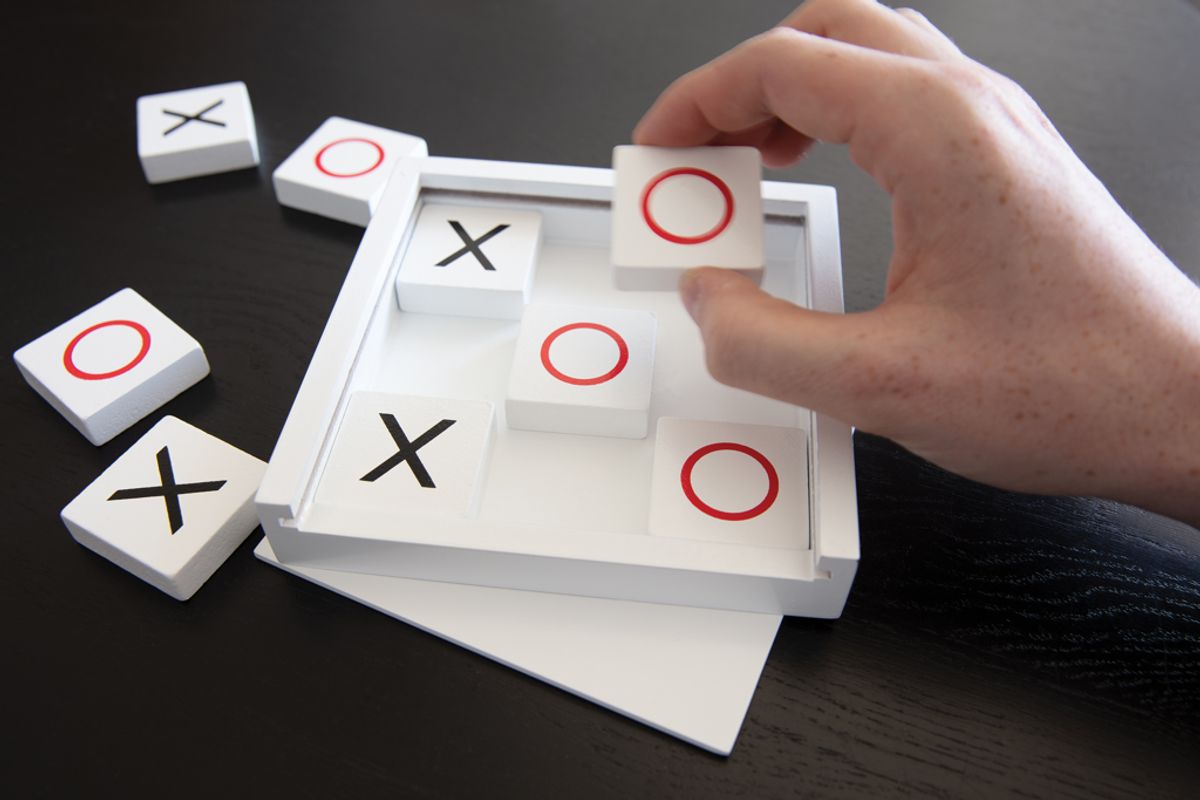 Deluxe Tic Tac Toe Game