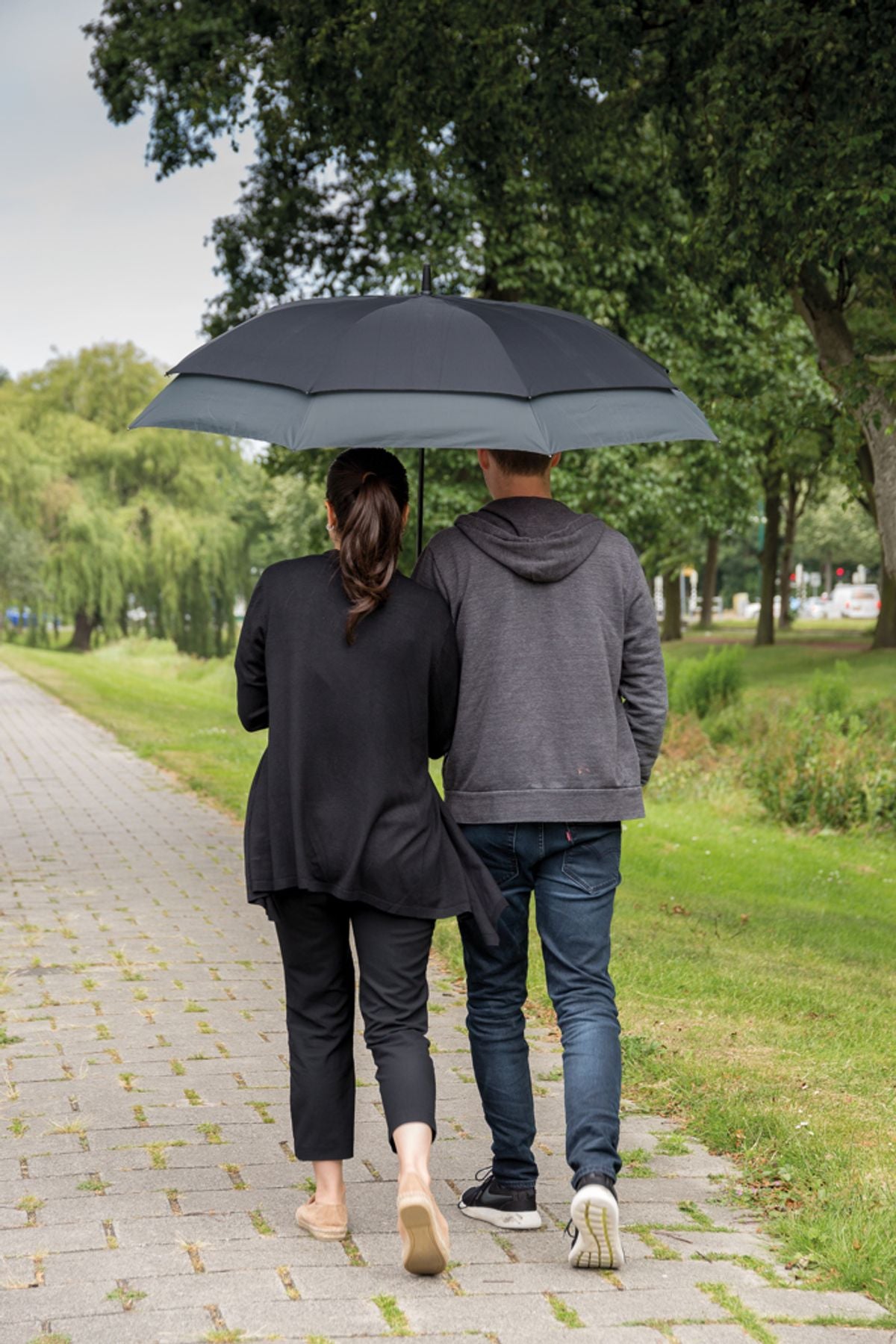 Swiss Peak Aware™ 23" To 27" Expandable Umbrella