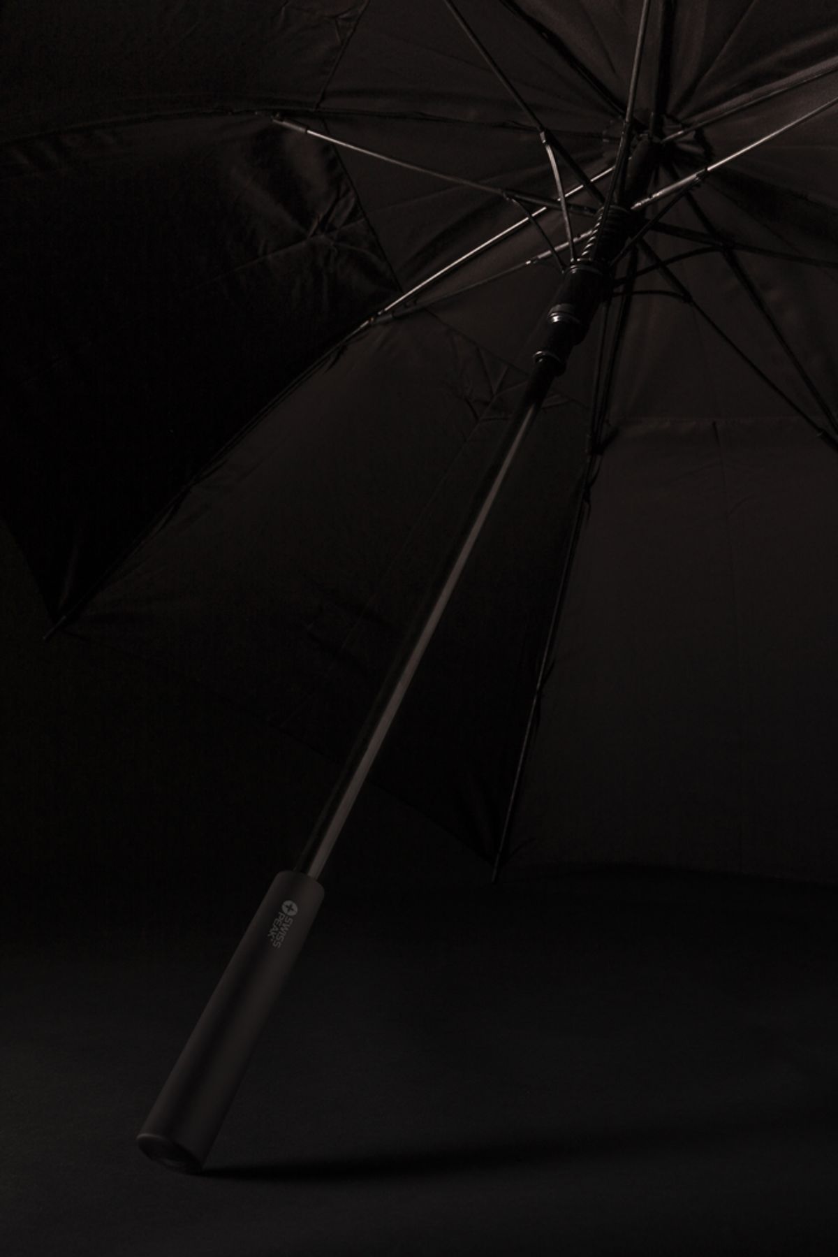 Swiss Peak Aware™ Tornado 23” Storm Umbrella