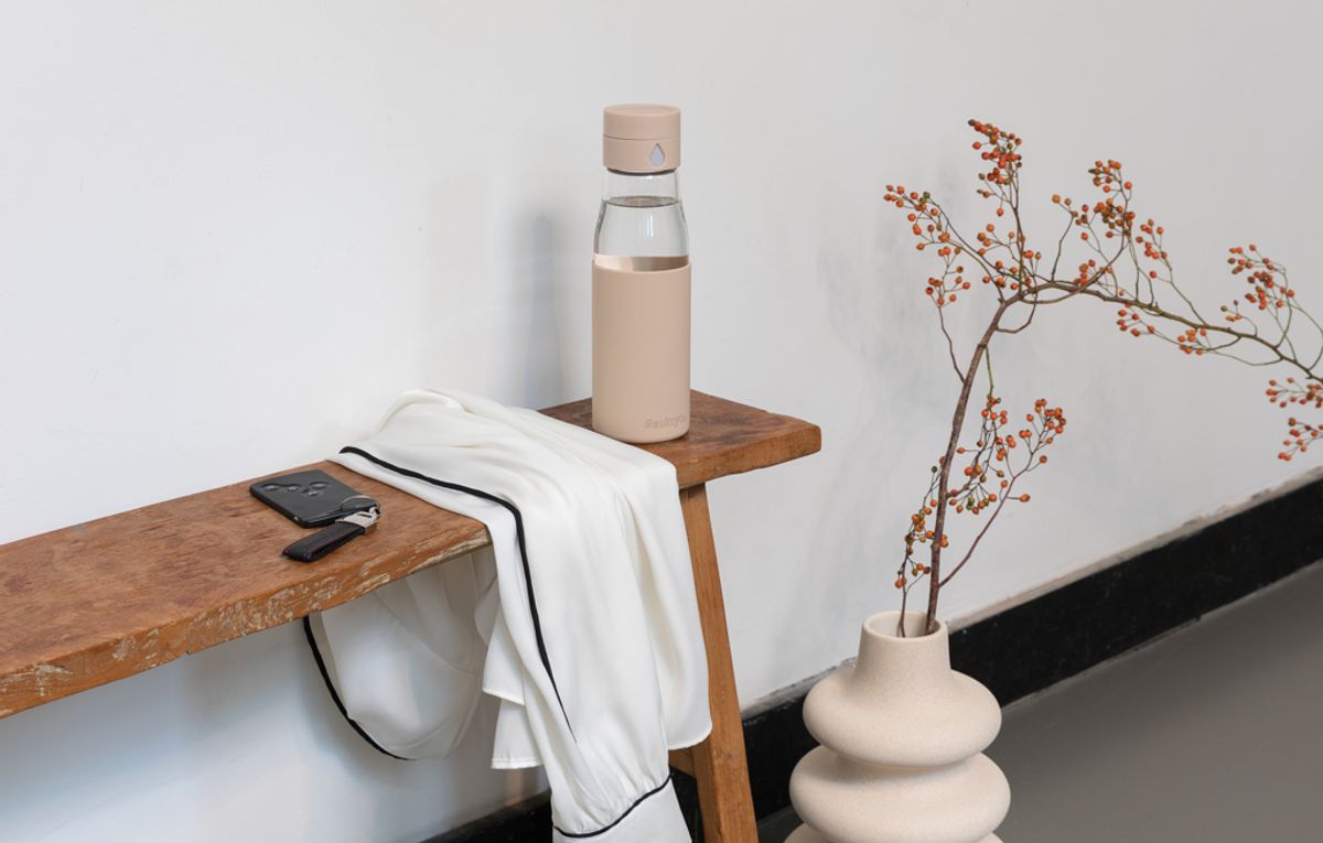 Ukiyo Glass Hydration Tracking Bottle With Sleeve